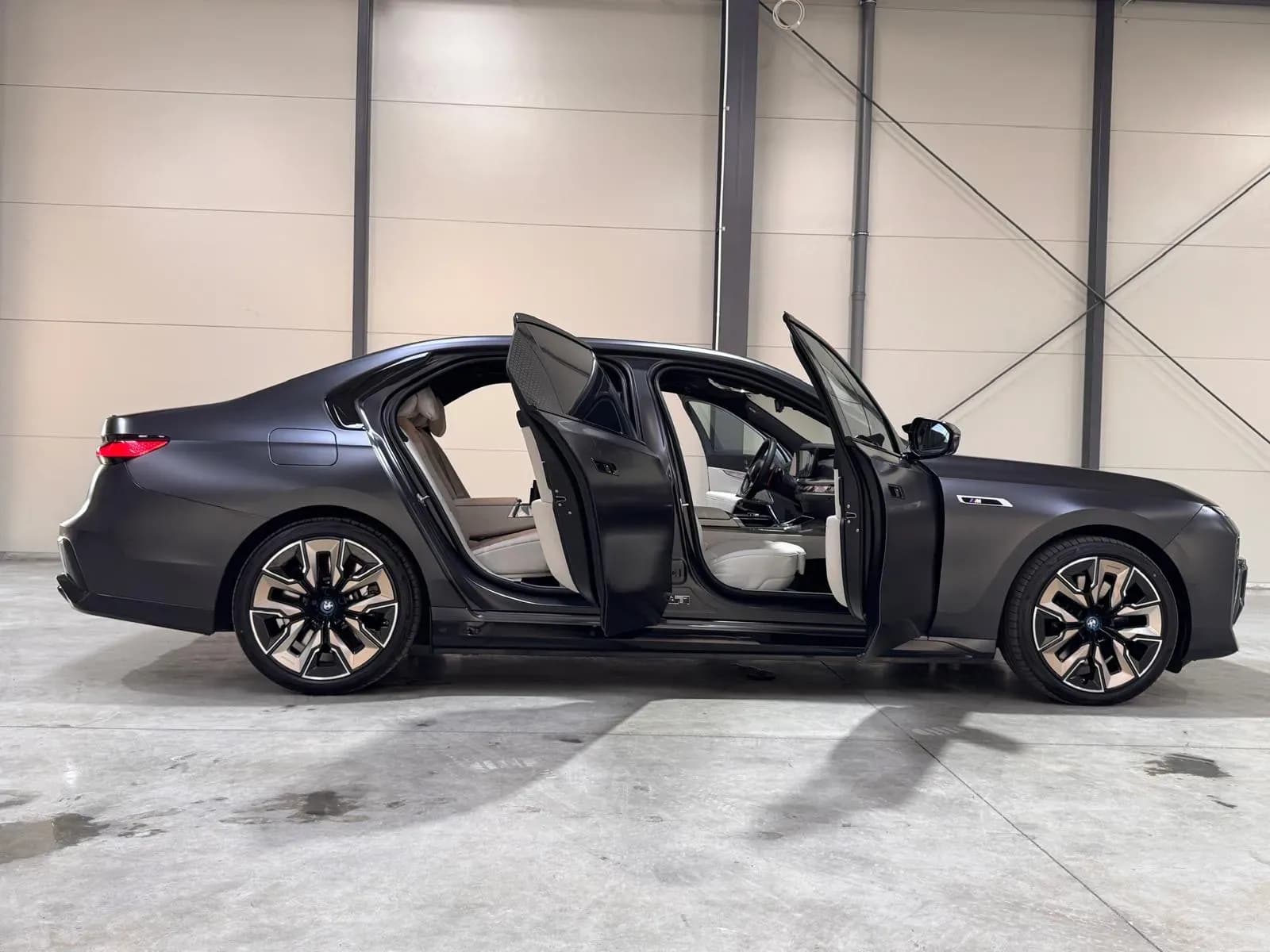 BMW 760e Xdrive (foto 24/27)