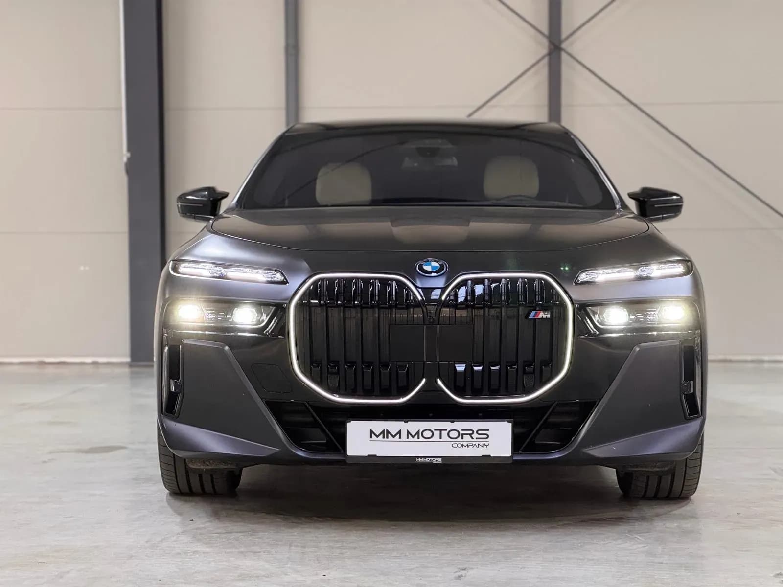 BMW 760e Xdrive (foto 2/27)