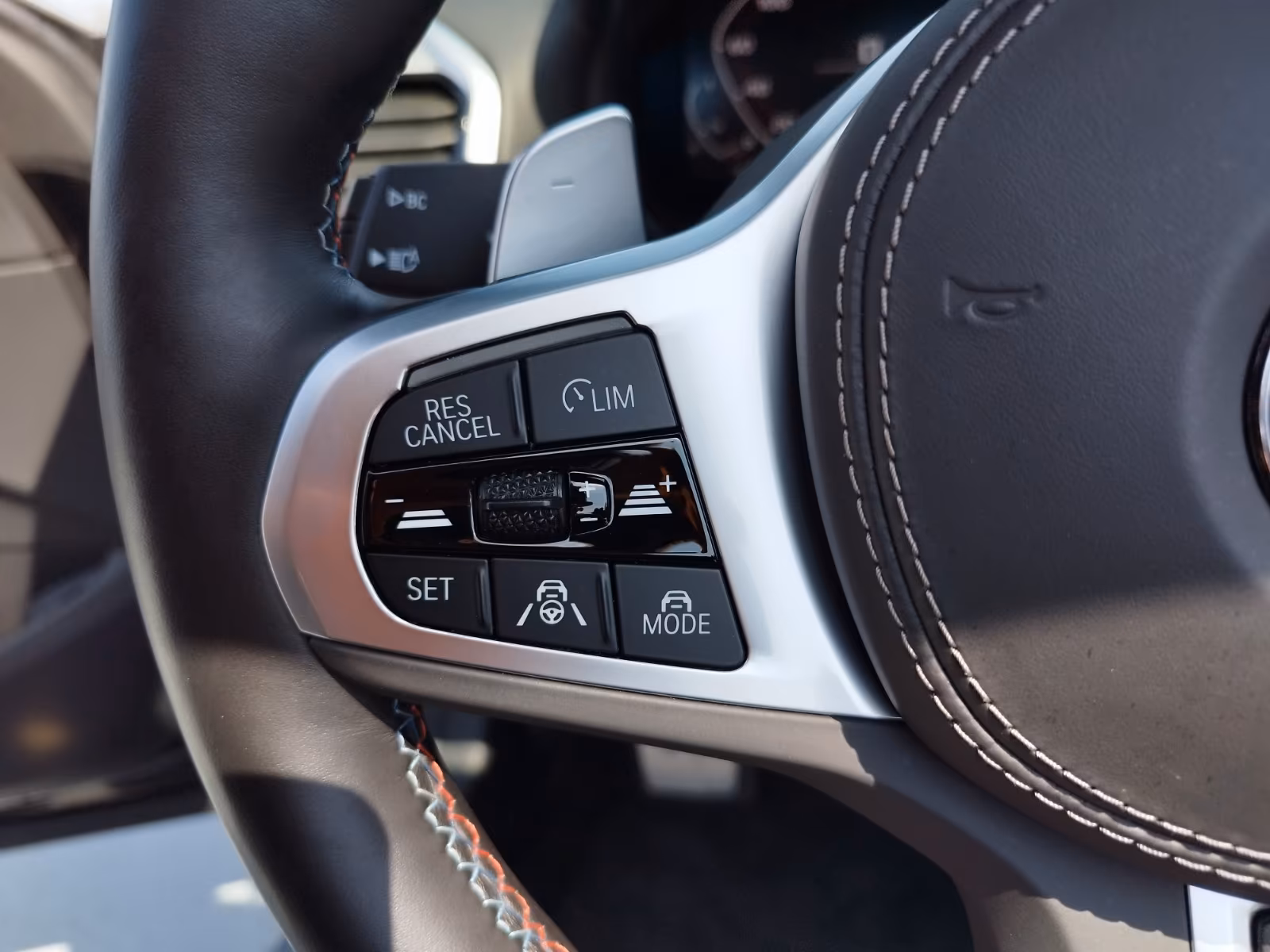 BMW M850i xDrive (foto 16/28)
