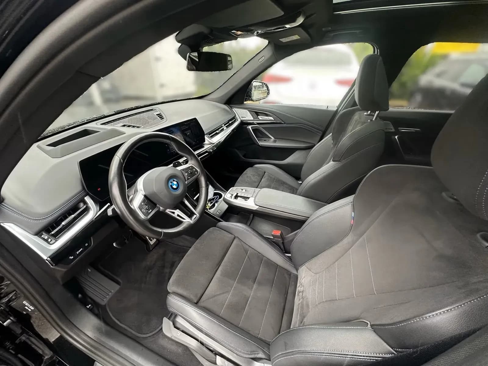 BMW X1 30e (foto 8/10)