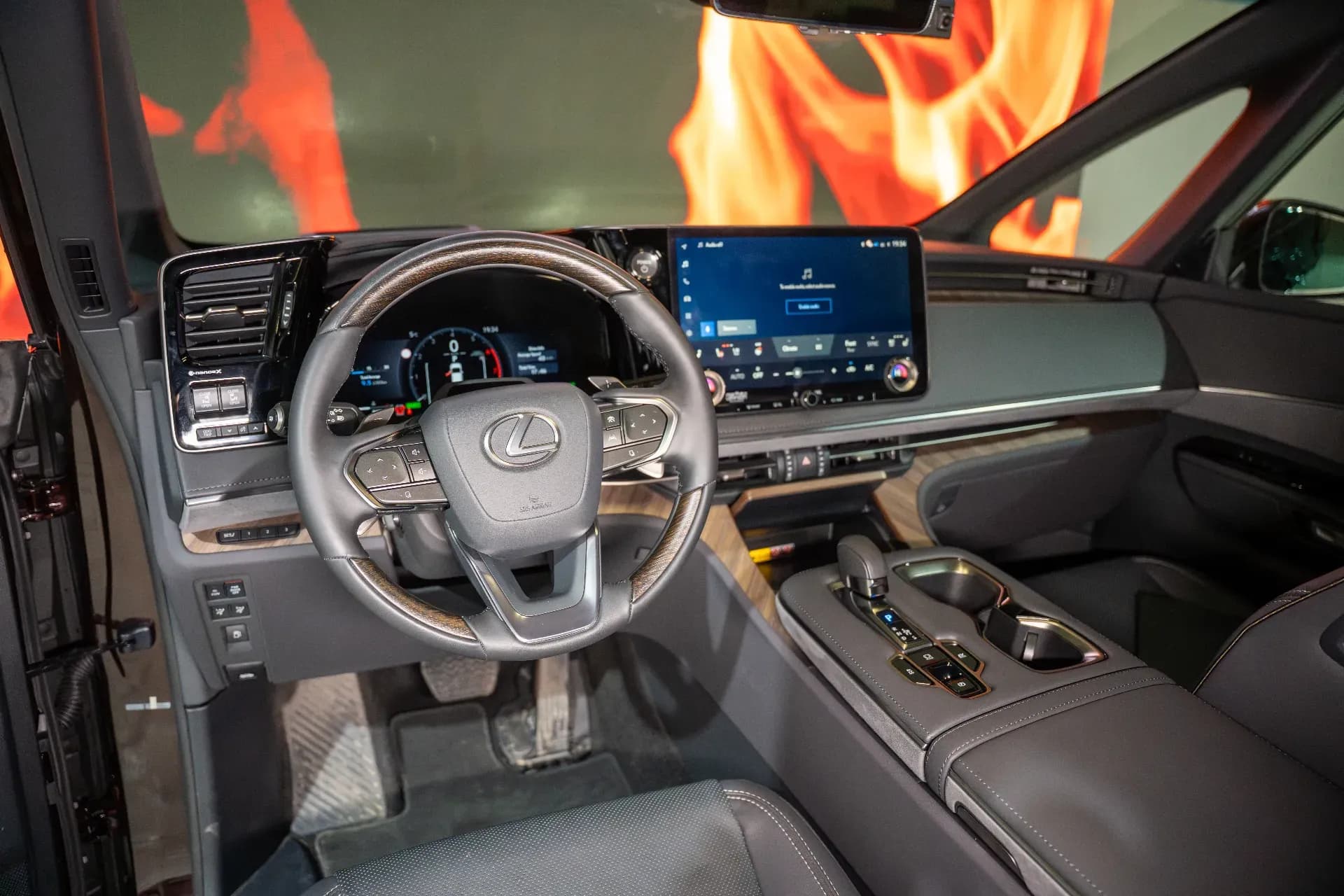 Lexus LM 350h (foto 21/30)