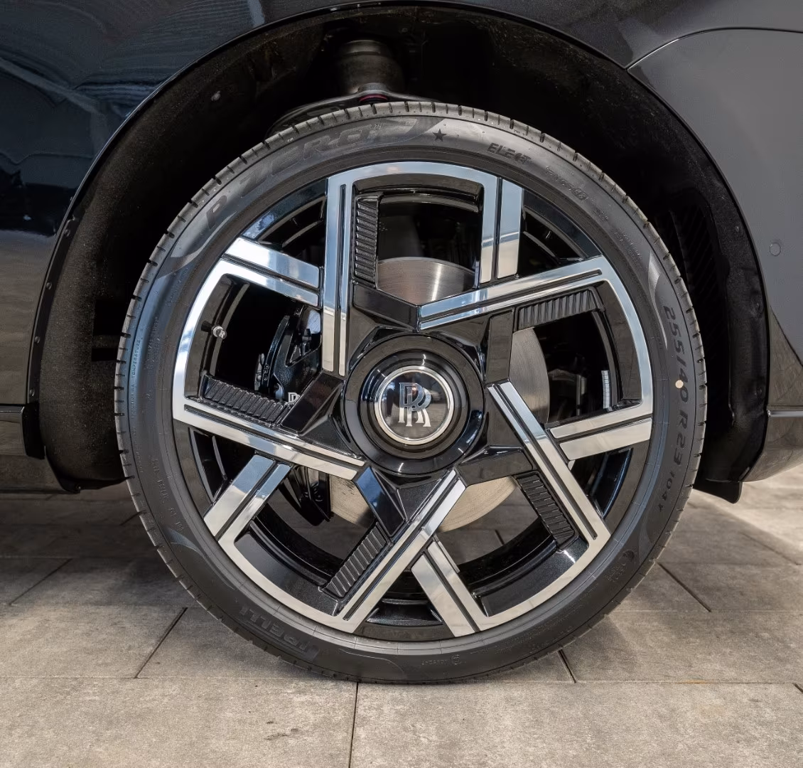 Rolls-Royce Cullinan (foto 26/26)
