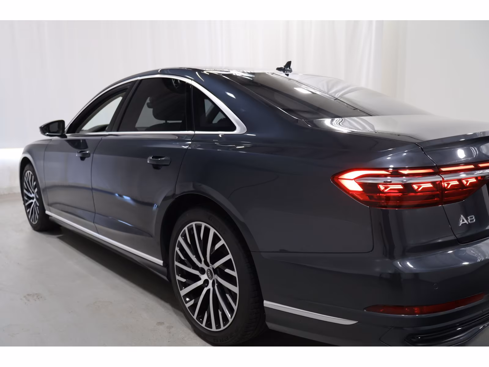 Audi A8 50 TDI (foto 8/20)