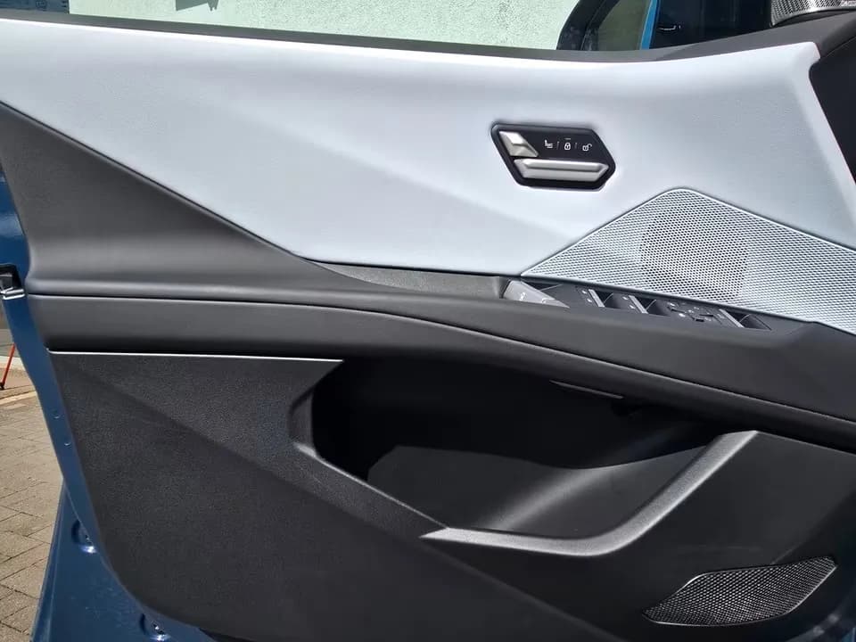 BMW iX3 50 xDr (foto 11/28)