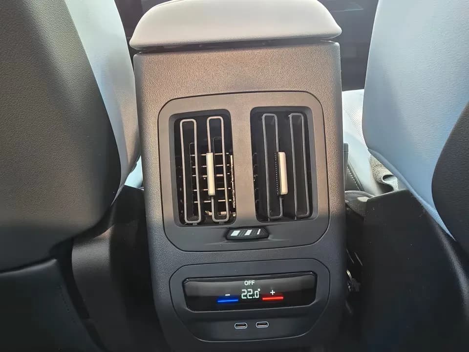 BMW iX3 50 xDr (foto 25/28)