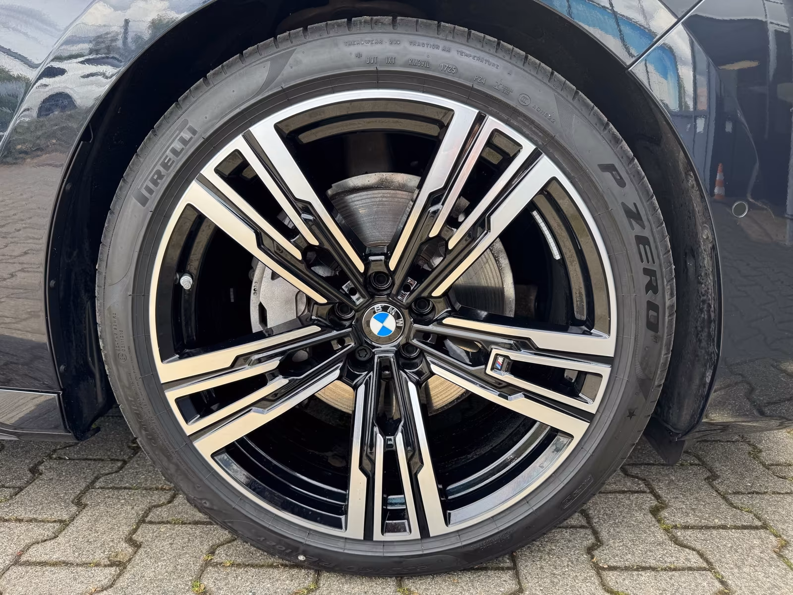 BMW 740d xDrive (foto 27/28)