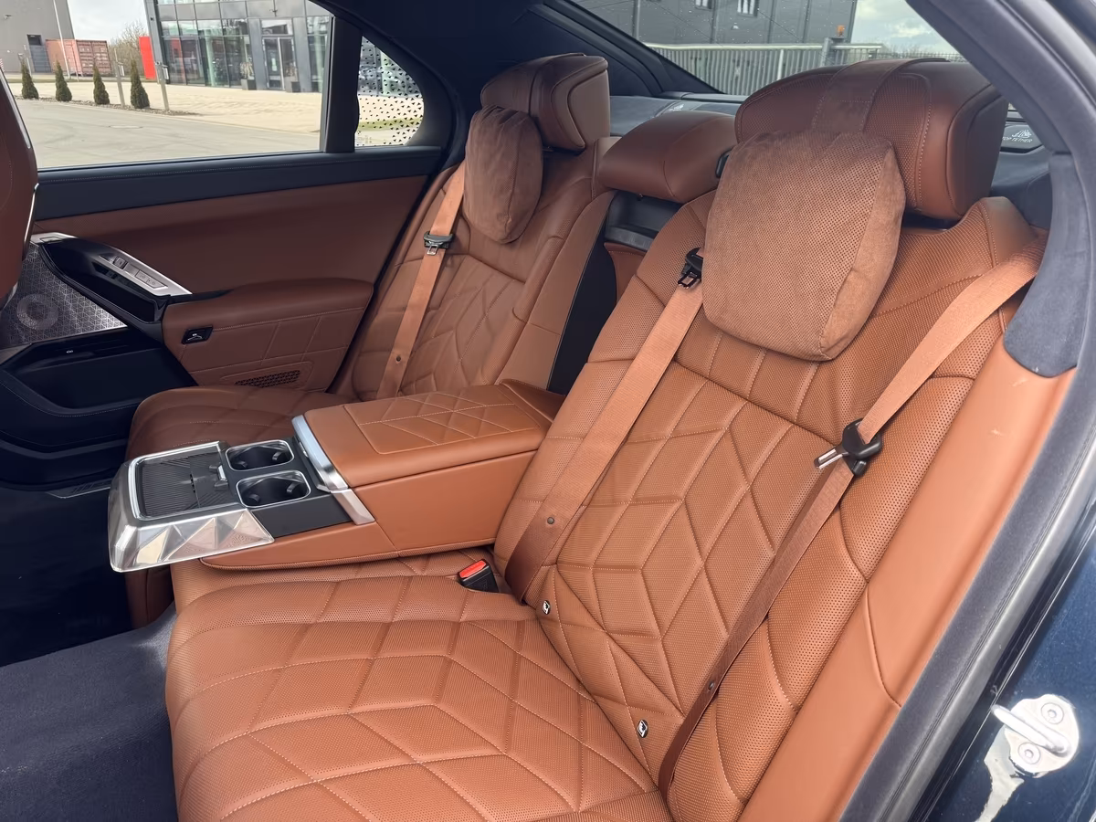 BMW 740d xDrive (foto 29/30)