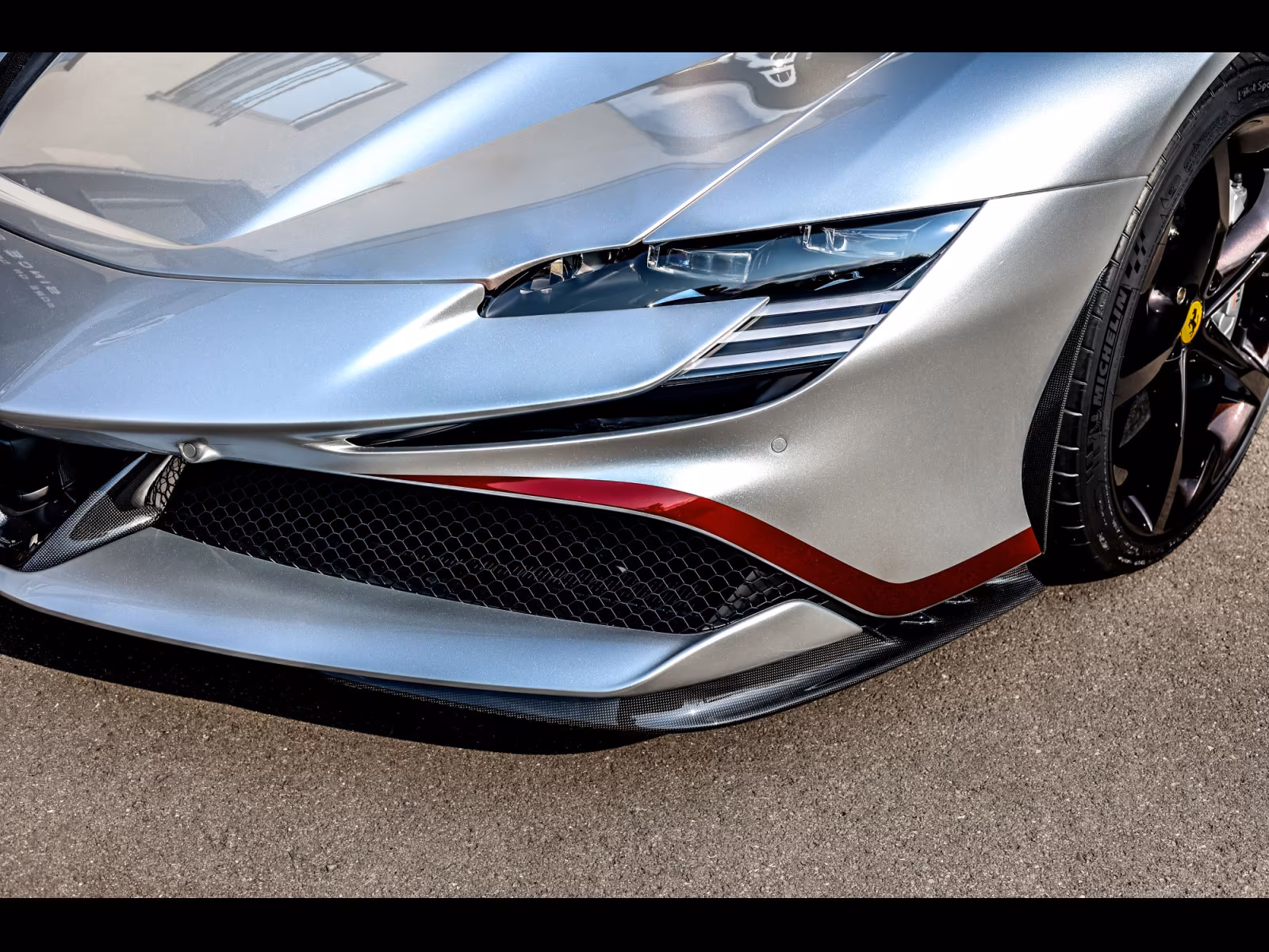 Ferrari SF90 (foto 10/29)