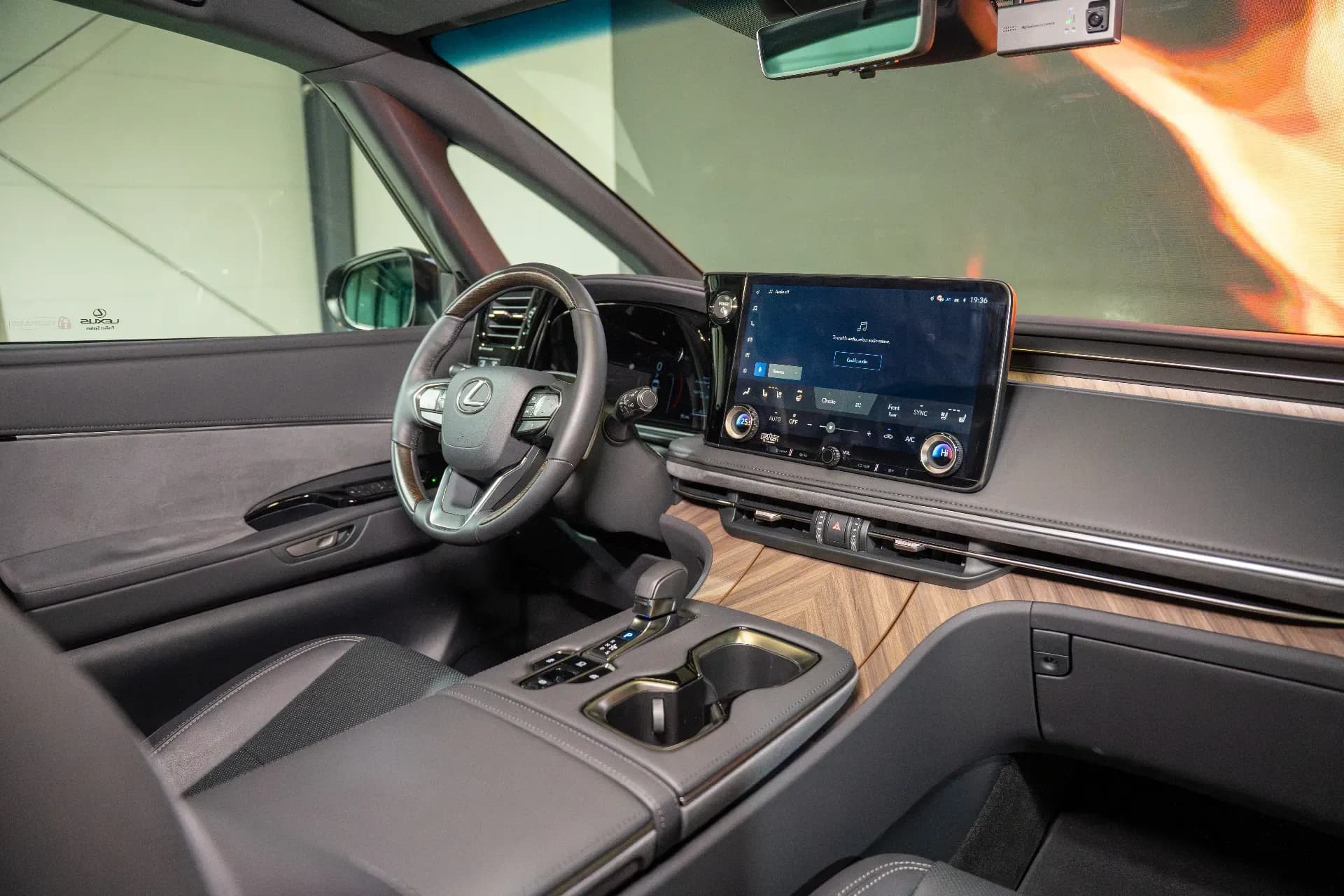 Lexus LM 350h (foto 28/30)