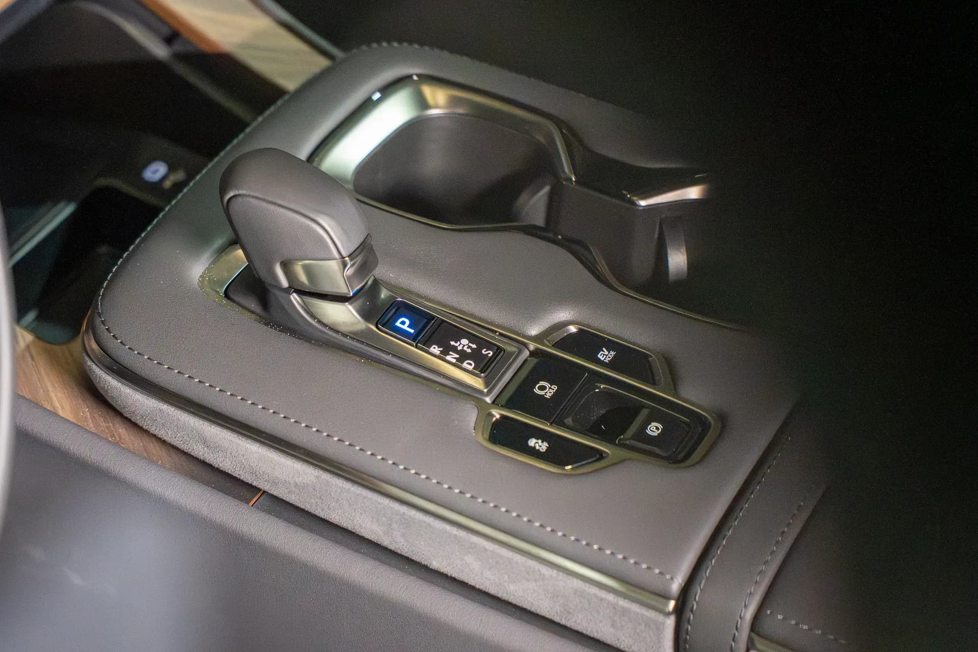 Lexus LM 350h (foto 23/30)