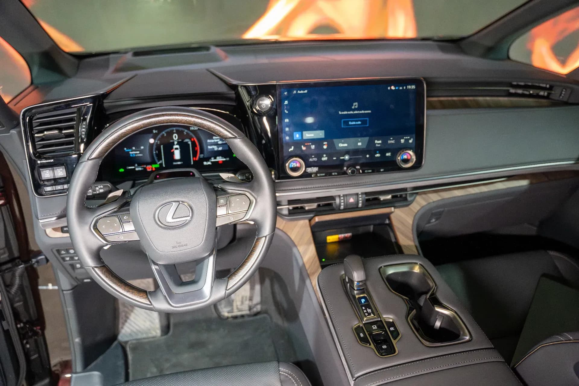 Lexus LM 350h (foto 24/30)