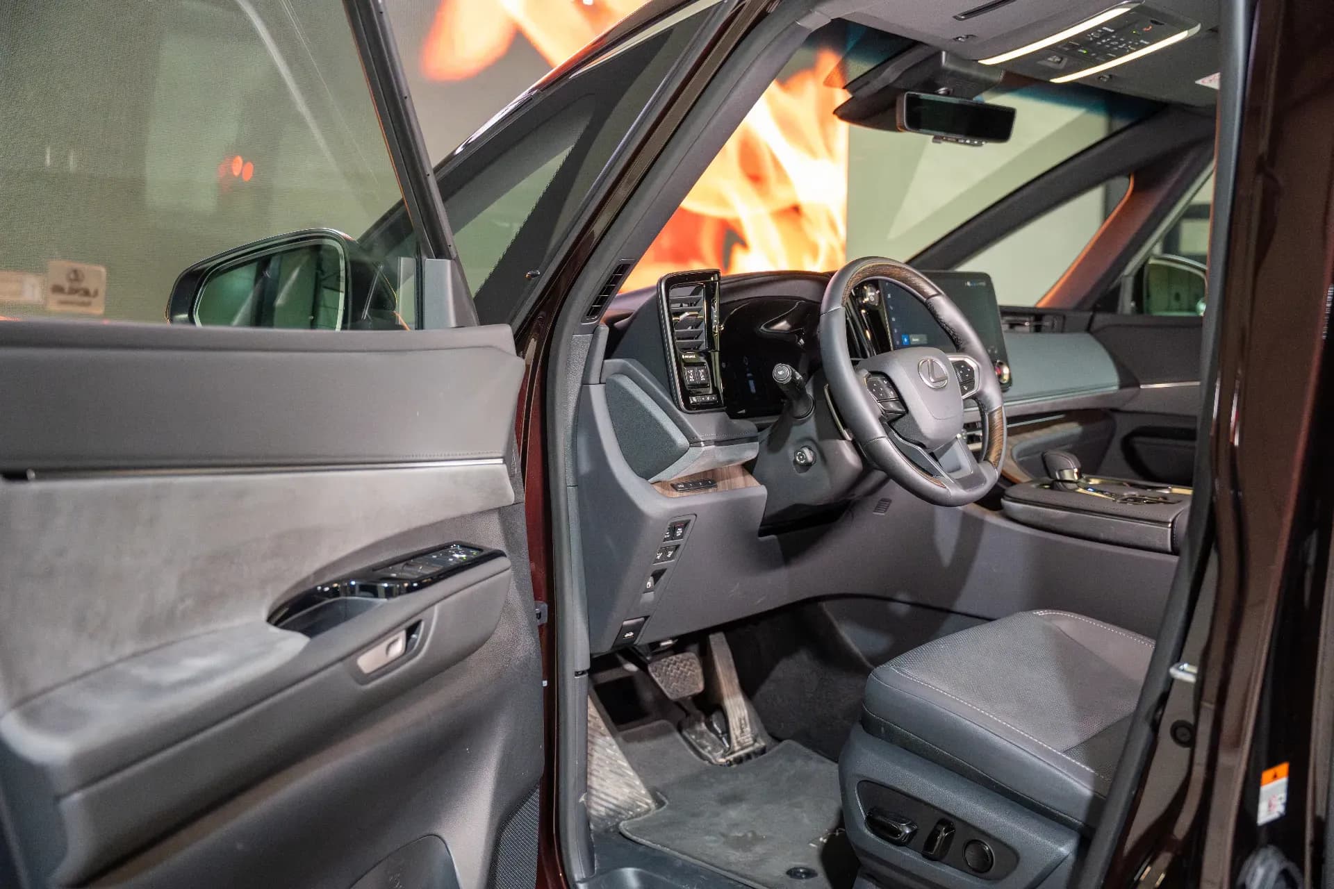 Lexus LM 350h (foto 22/30)