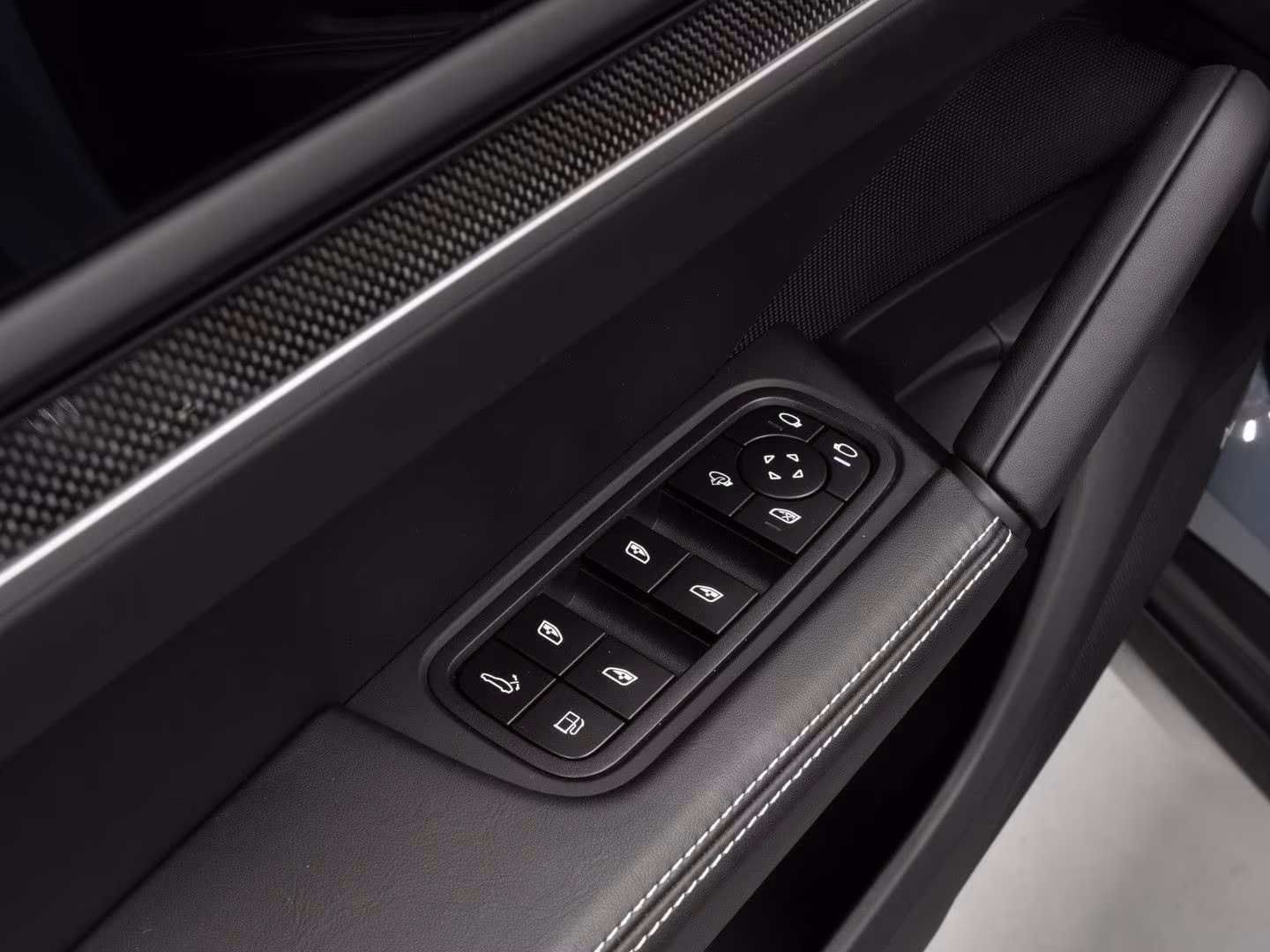 Porsche Cayenne Turbo E-Hybrid Coupe (foto 29/30)