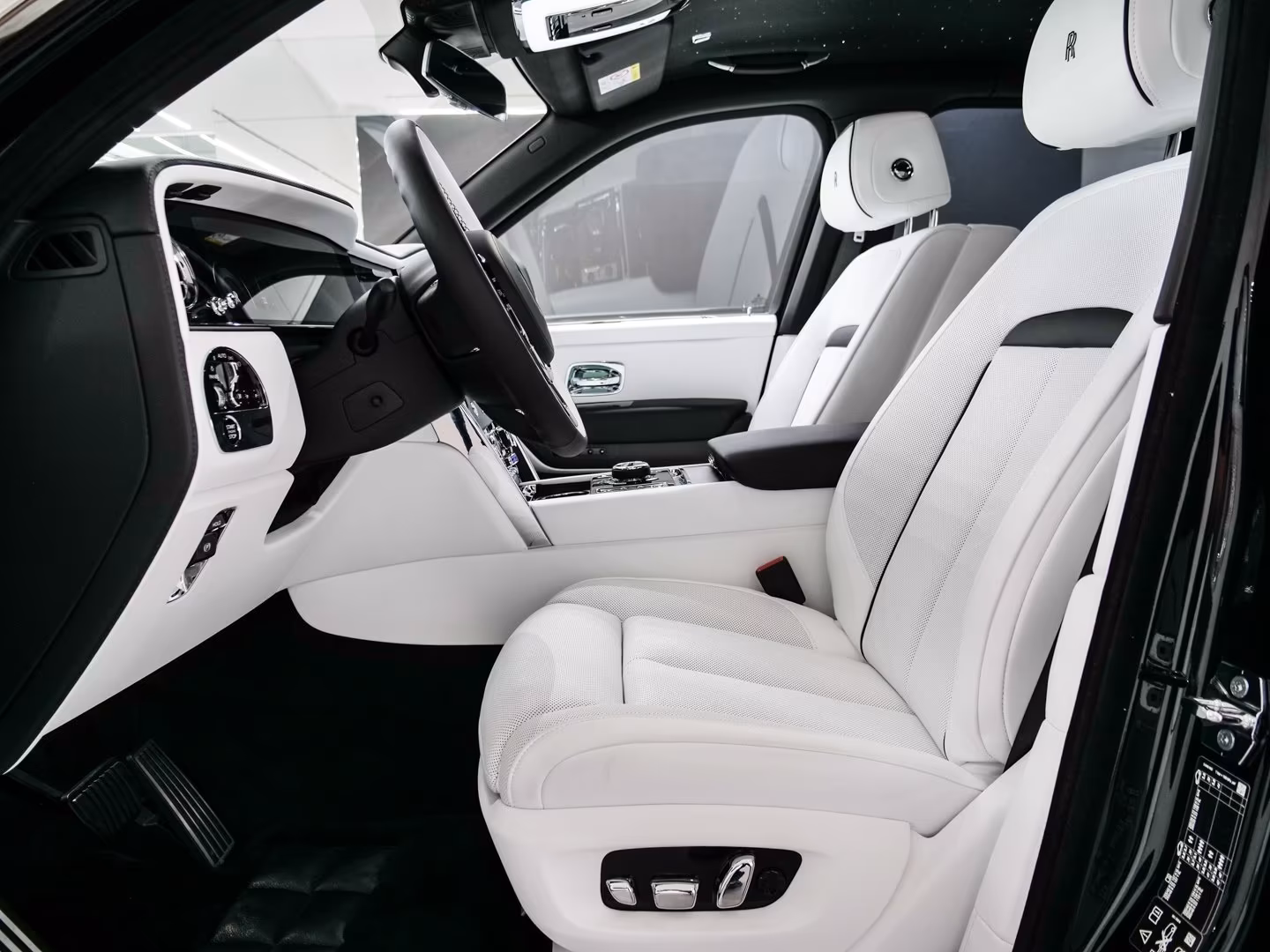 Rolls-Royce Cullinan (foto 12/30)