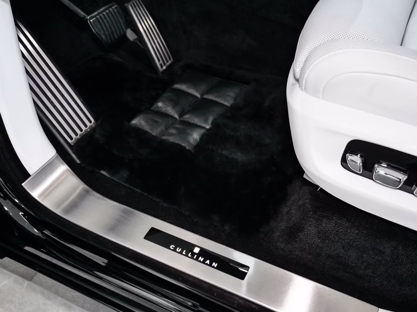 Rolls-Royce Cullinan (foto 14/30)